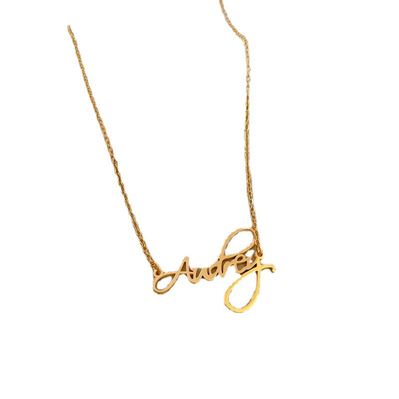 Collar de Acero de Titanio Minimalista con Letras Geométricas Unisex