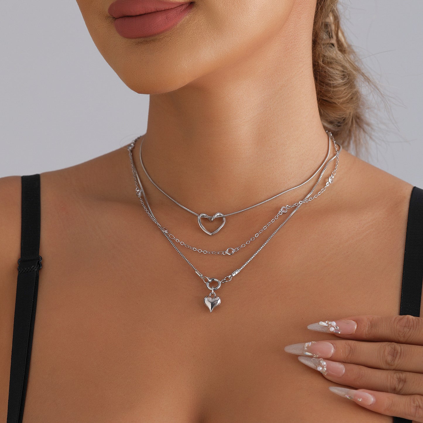 Collar Minimalista Elegante con Colgante de Corazón de Aleación y Cadena de Serpiente Doble Capa Tono Plateado para Mujer