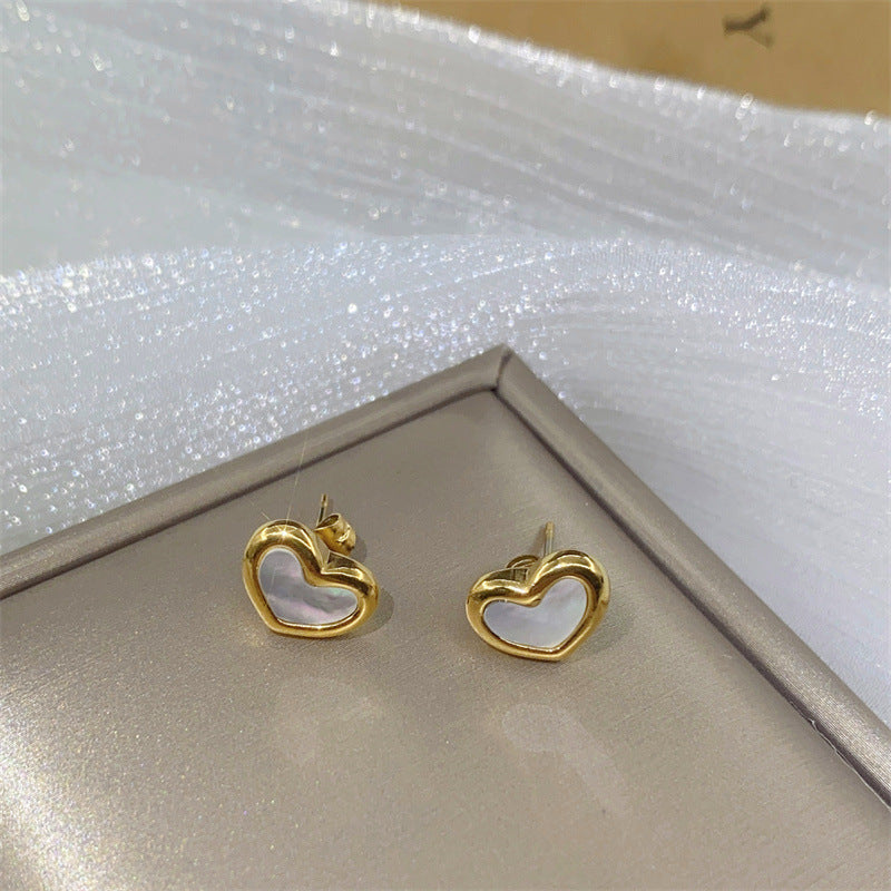 Collana con ciondolo a cuore geometrico minimalista con intarsio in madreperla, catena a serpente in acciaio al titanio placcato oro 18 carati regolabile