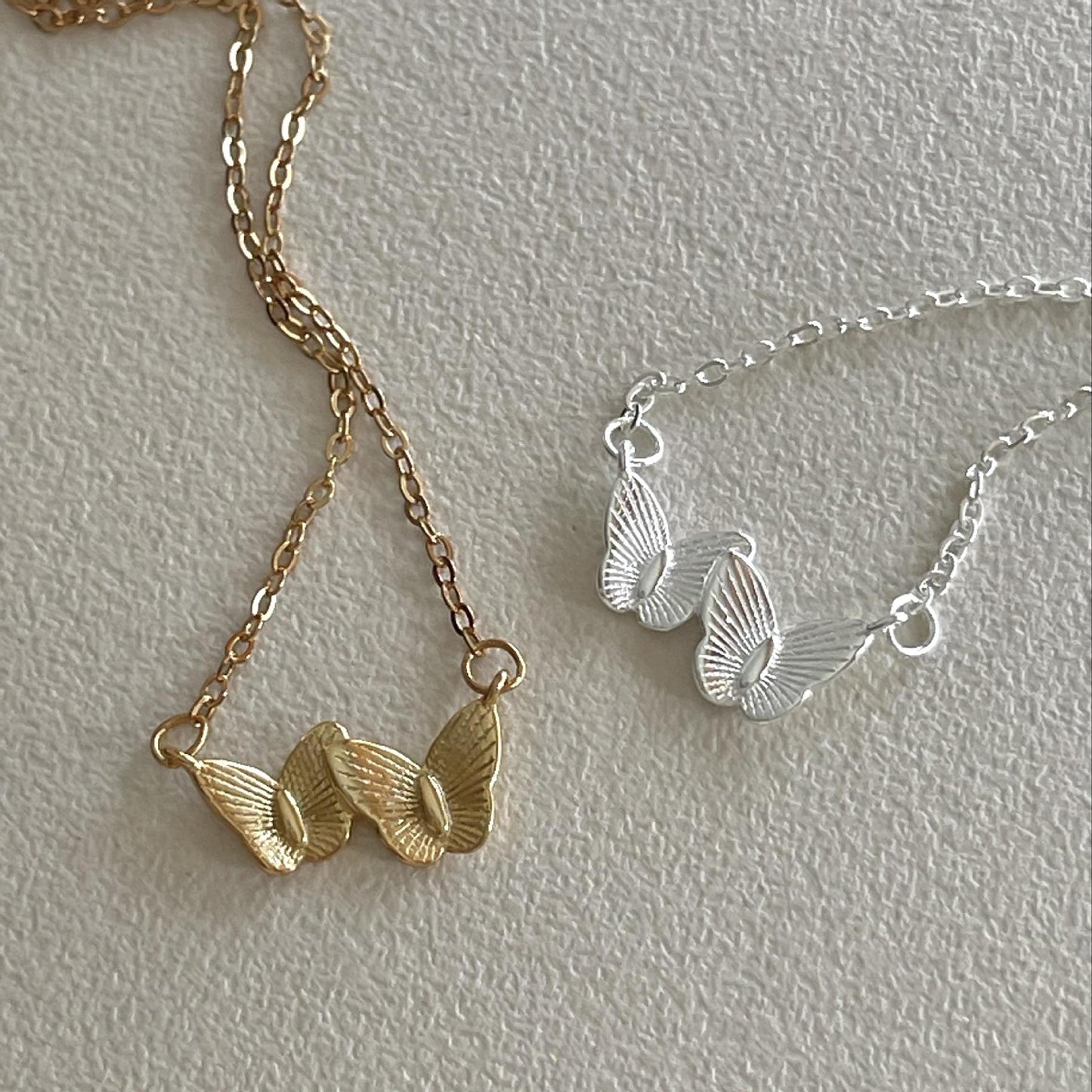 Collar Minimalista con Colgante de Mariposa de Plata de Ley 925 con Baño en Cadena Cruzada para Mujer