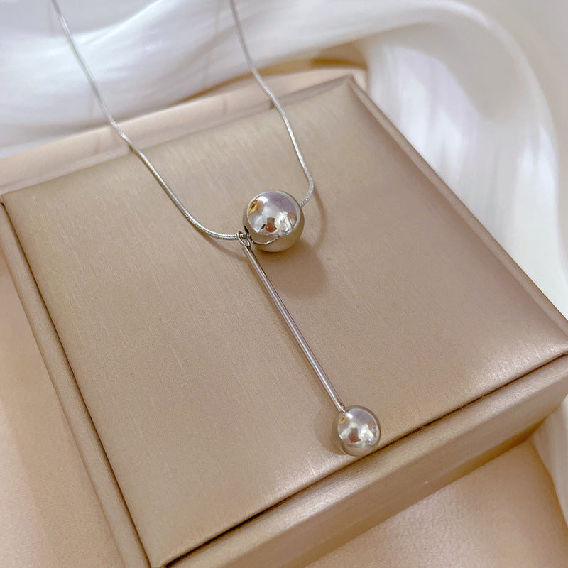 Collana pendente geometrica minimalista in acciaio al titanio da donna con catena a medaglione placcata oro per lo styling della clavicola