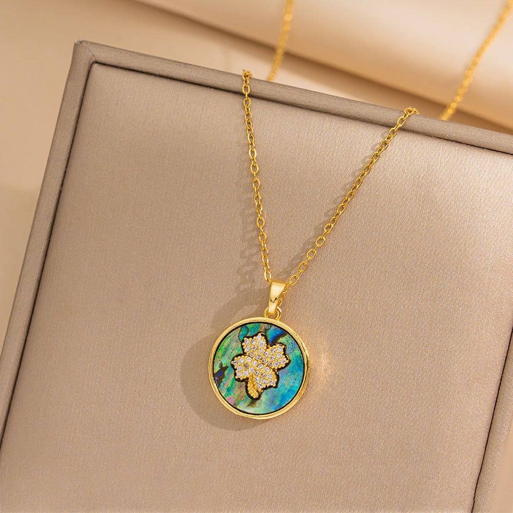 Collana minimalista a forma di trifoglio in acciaio al titanio con placcatura in oro e pendente in vera conchiglia su catena snake