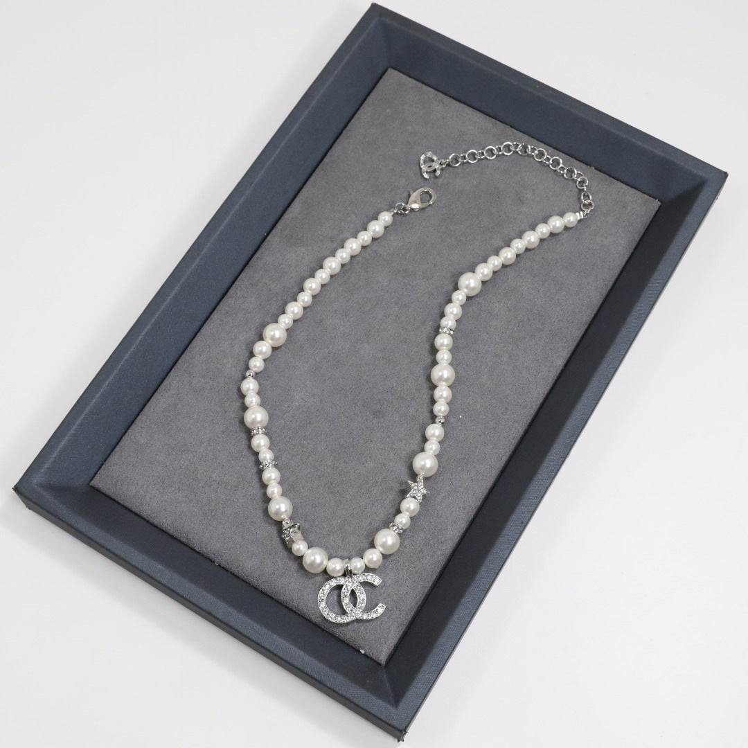 Collana da donna con ciondolo a lettera placcato oro di lusso, perle e strass su catena a sfera