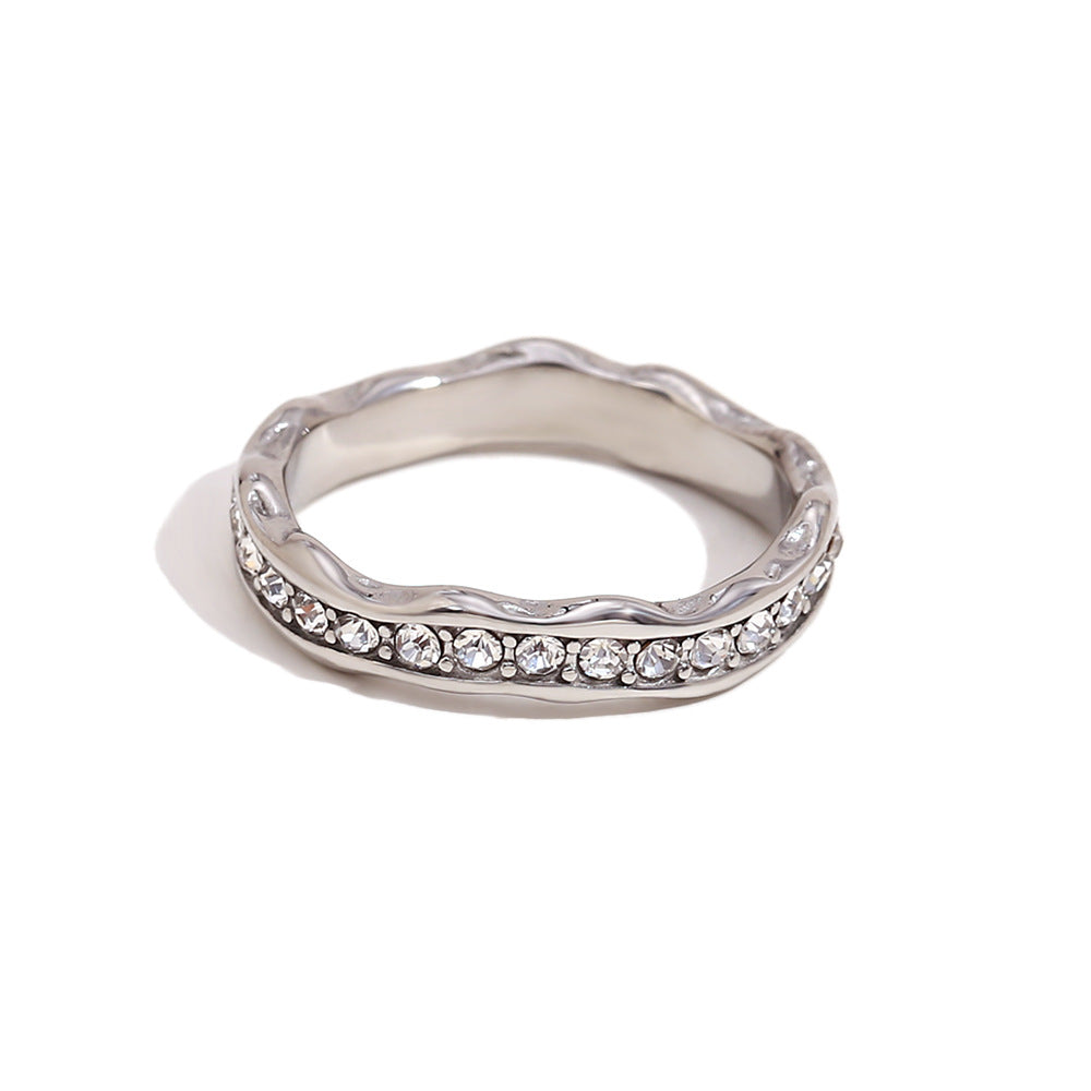 Anello da donna minimalista geometrico in acciaio inossidabile placcato oro 18 carati con intarsi in strass.