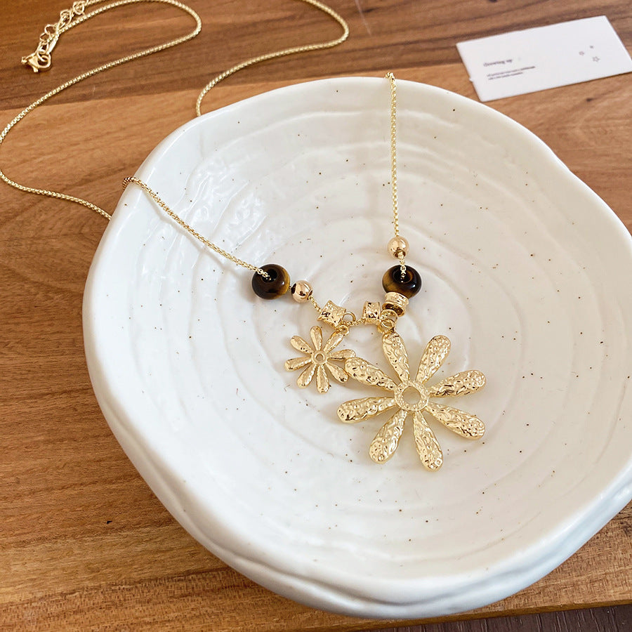 Collar minimalista elegante con colgante floral de ojo de tigre y cadena de aleación chapada en oro para mujer, estilo cadena de suéter
