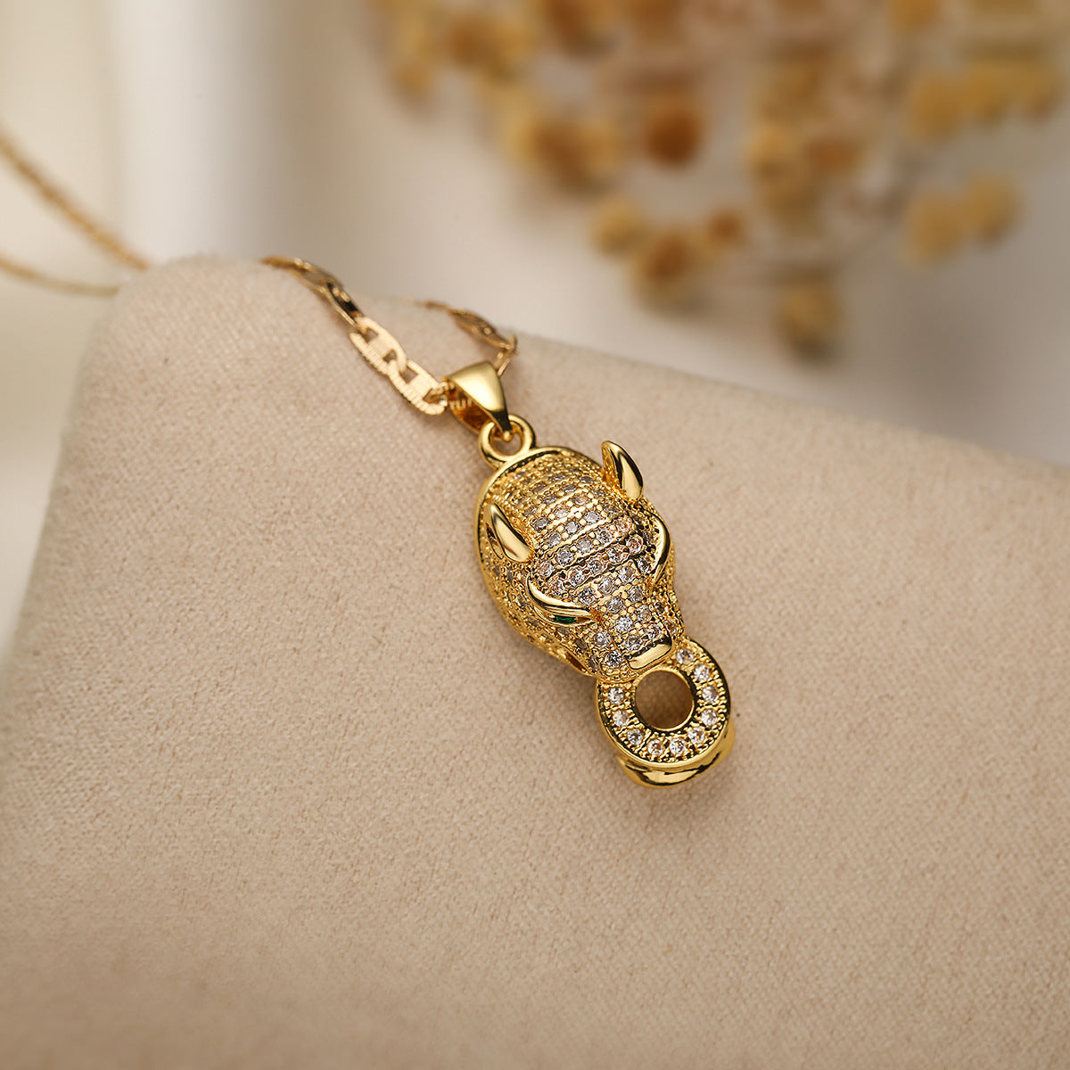 Minimalist Leopard-Shaped Pendant Necklace for Women with Copper Base and 18K Gold Plating, Zircon Inlay, Fashionable Clavicle Chain