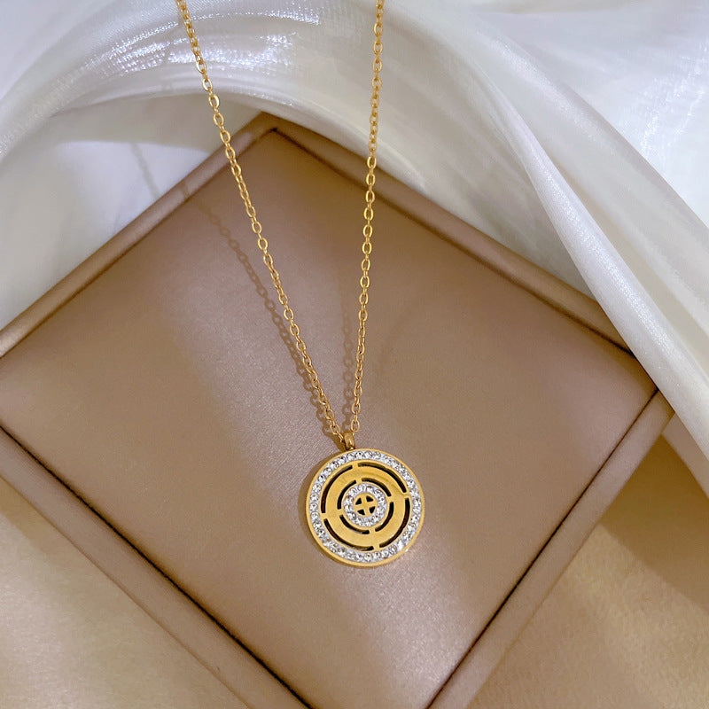 Collar Minimalista de Acero de Titanio con Baño de Oro y Disco Romano Geométrico para Mujer y Hombre