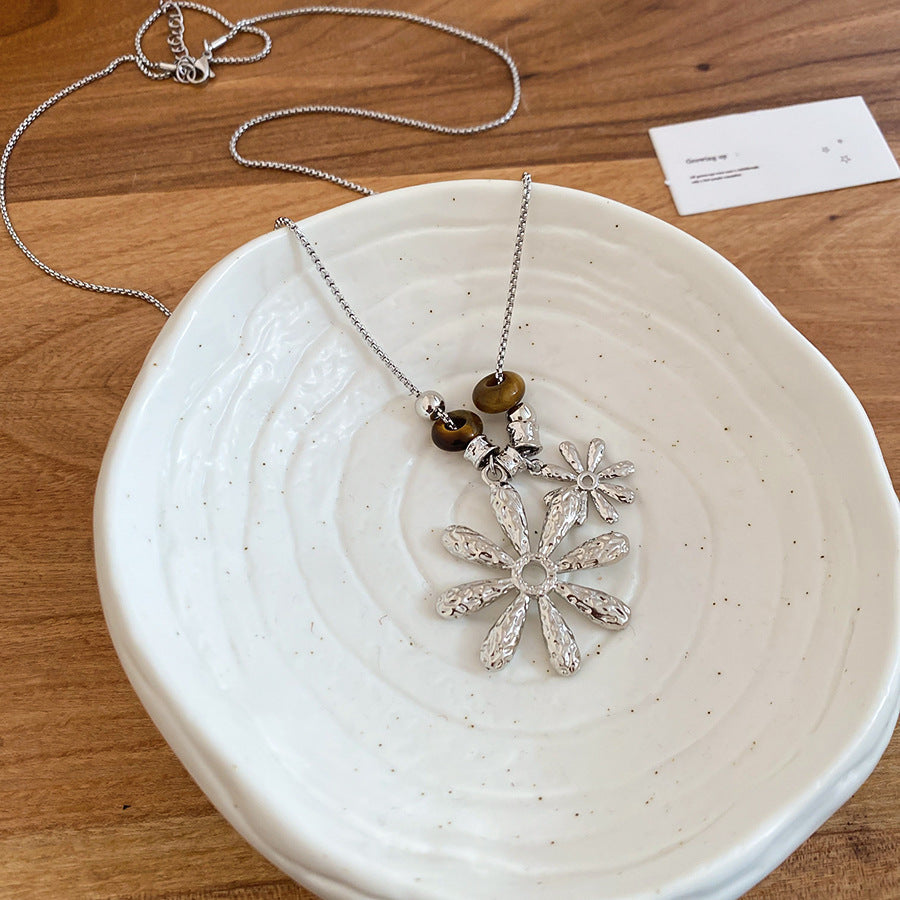 Collana minimalist con ciondolo floreale in occhio di tigre, elegante, da donna, con catena in lega placcata oro e stile catena maglione