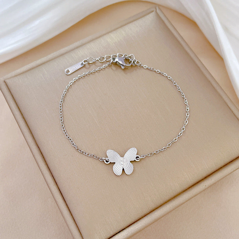 Bracciale da donna in acciaio al titanio a forma di farfalla tagliato al laser, stile vintage con placcatura in oro e texture ondulata