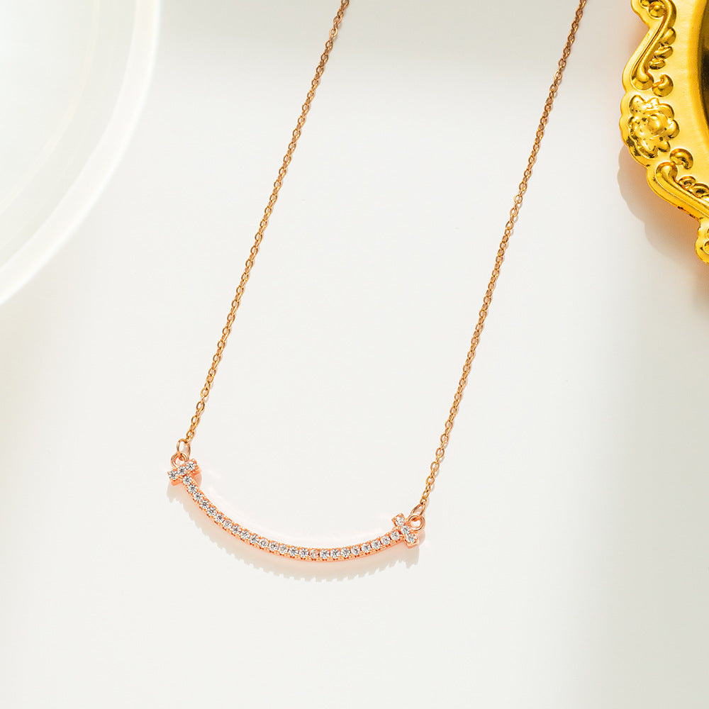 Collana con ciondolo a faccina sorridente da donna in acciaio al titanio con intarsio di strass su catena a maglie, collana a medaglione con design ad arco geometrico