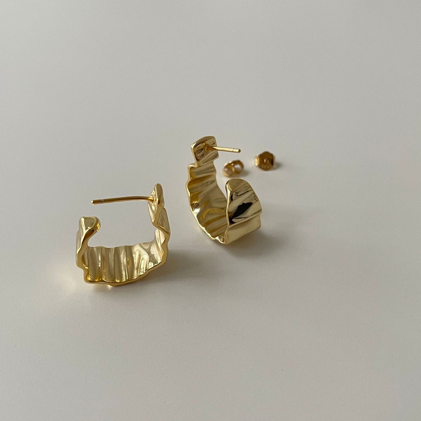 Pendientes de Lujo Minimalistas de Plata de Ley 925 con Incrustaciones de Hojas y Diamantes con Textura Ondulada