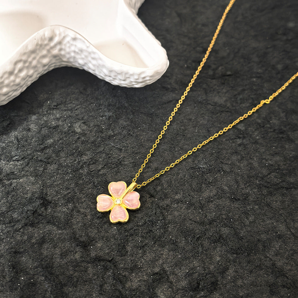 Collar con colgante de trébol de estilo natural para mujer con cadena de acero de titanio e incrustaciones de pedrería en diseño floral minimalista