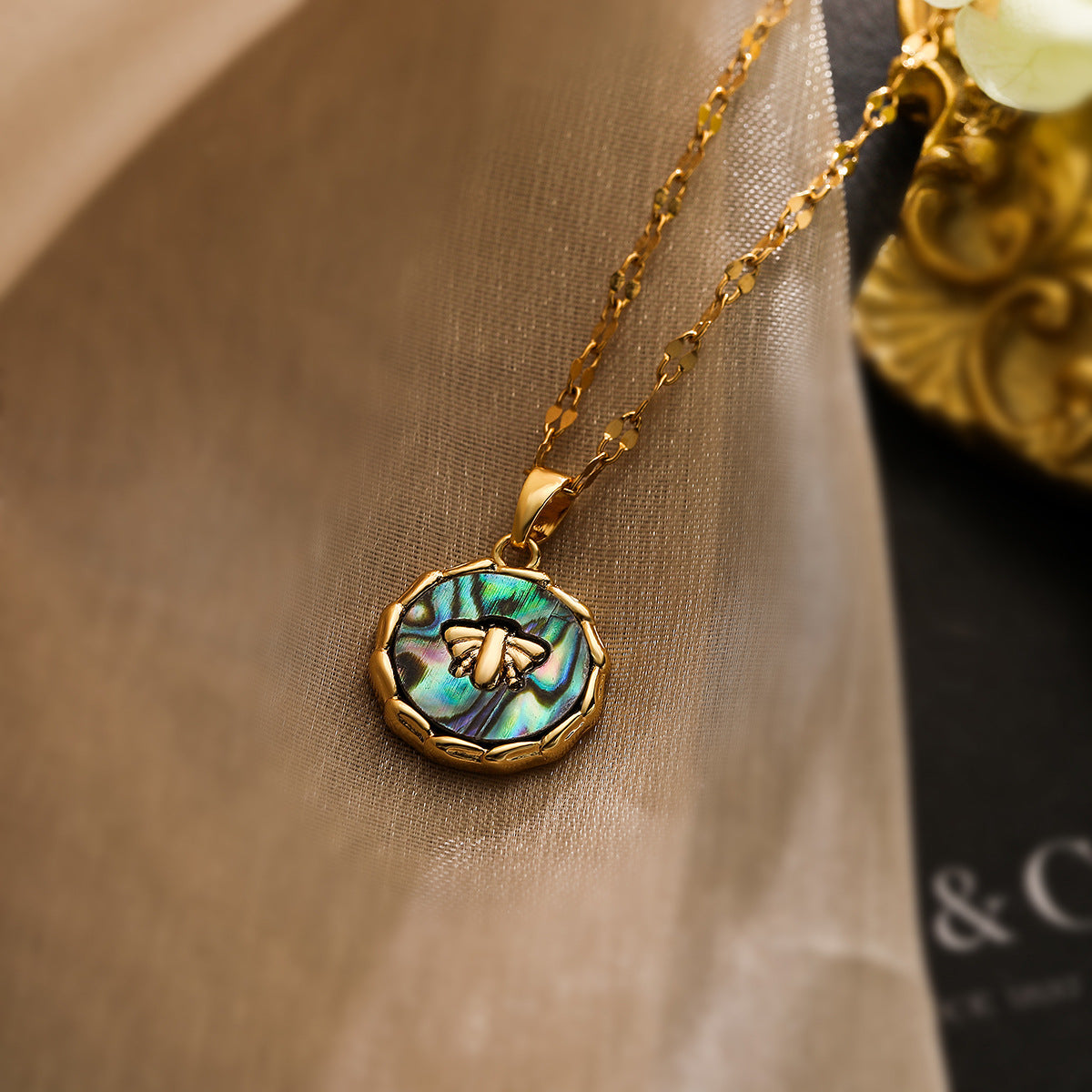 Collana Pendente Rotonda da Donna Placcata Oro a Forma di Ape Minimalista con Zirconi