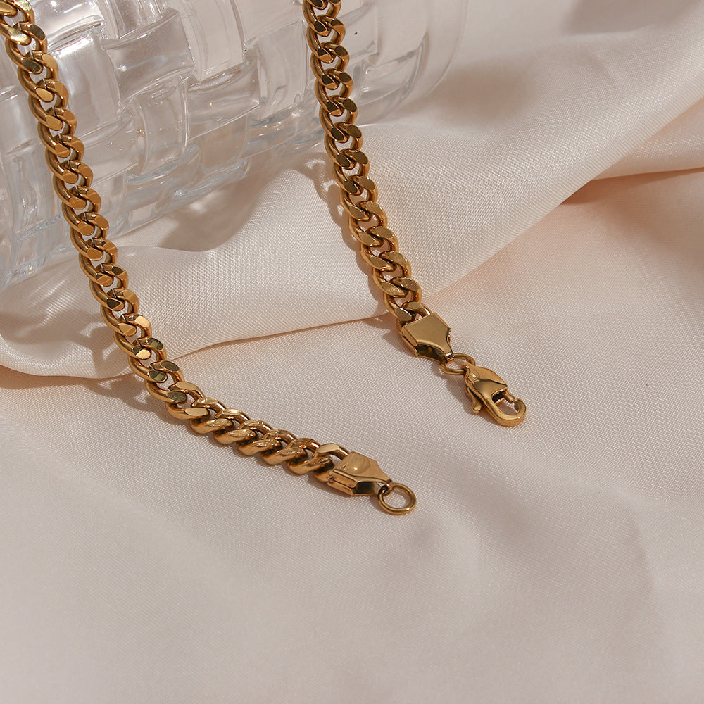 Collana da donna alla moda vintage a clavicola con ciondolo geometrico in acciaio inossidabile e catena cubana placcata oro 18 carati