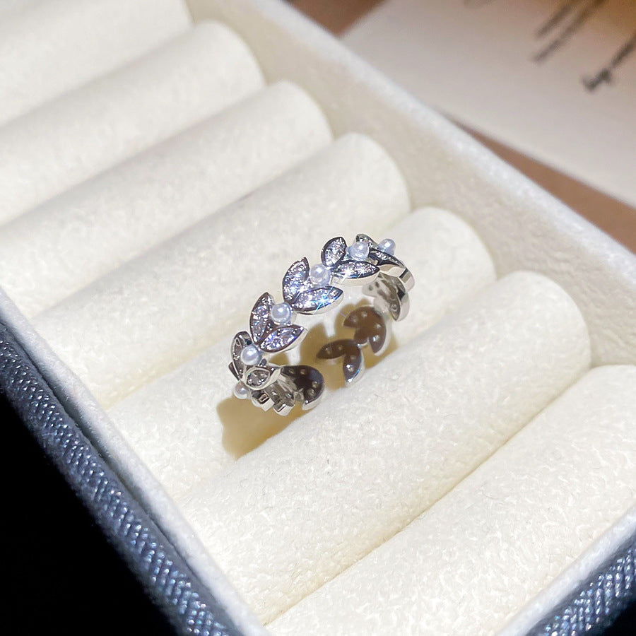 Anillo de lujo minimalista con perla en forma de espiga de trigo e incrustaciones de circonita para mujer