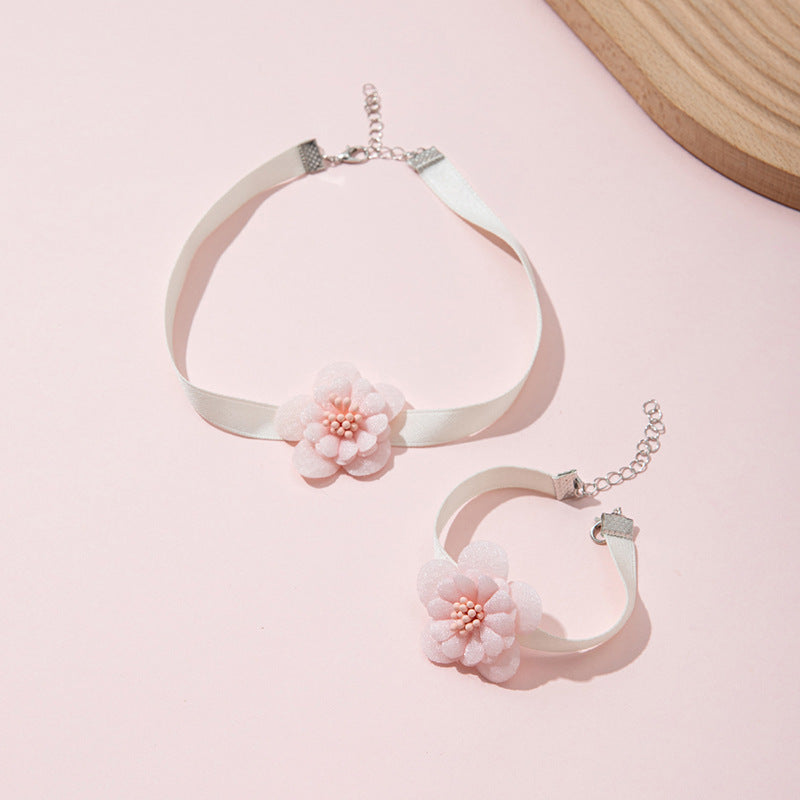 Collar con colgante floral hecho a mano para mujer en tela con delicado diseño de flor para viajes a la playa en verano
