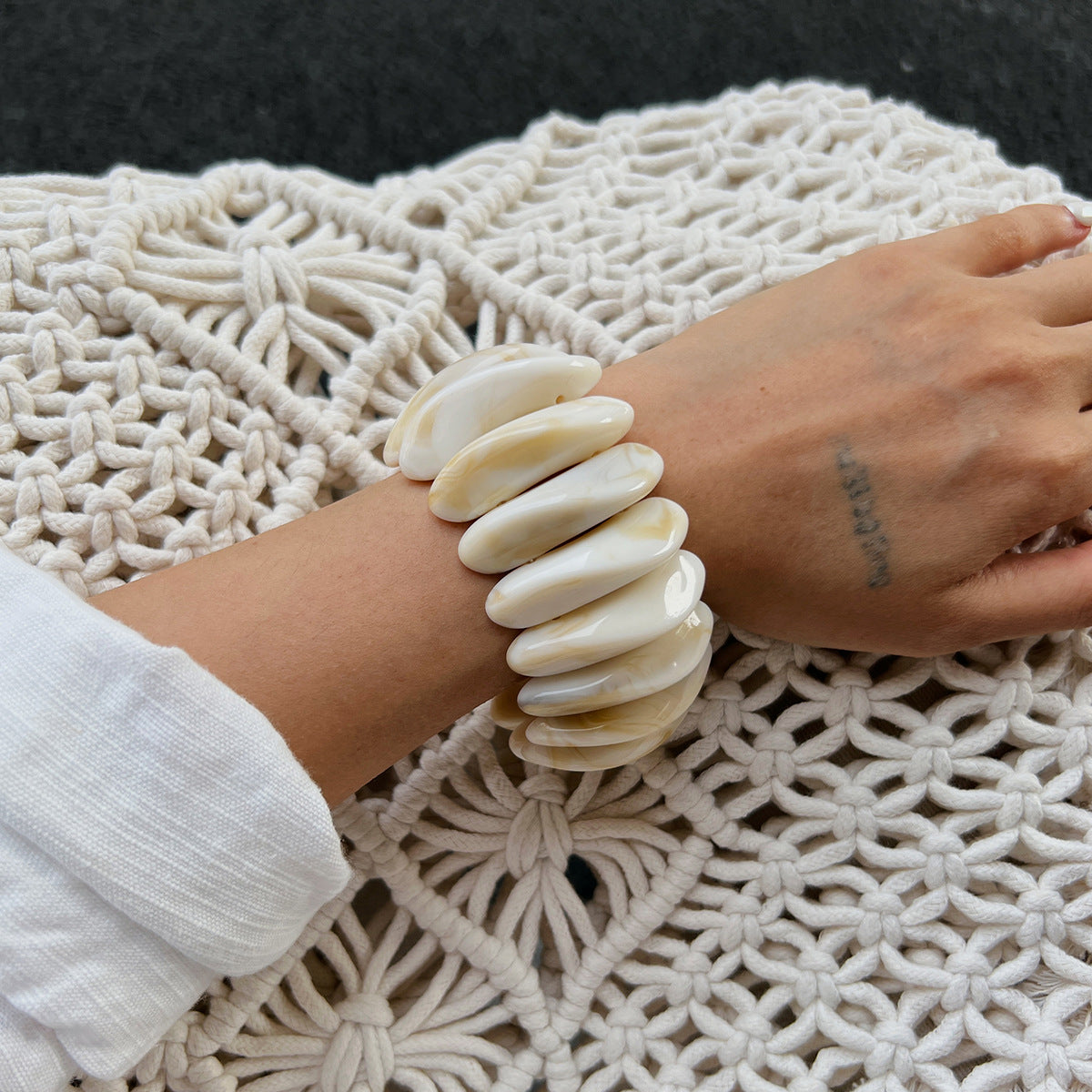 Vintage-Style Irregular Geometric Resin Cuff Bracelet for Women with Marbled Effect and Drip Resin Finish