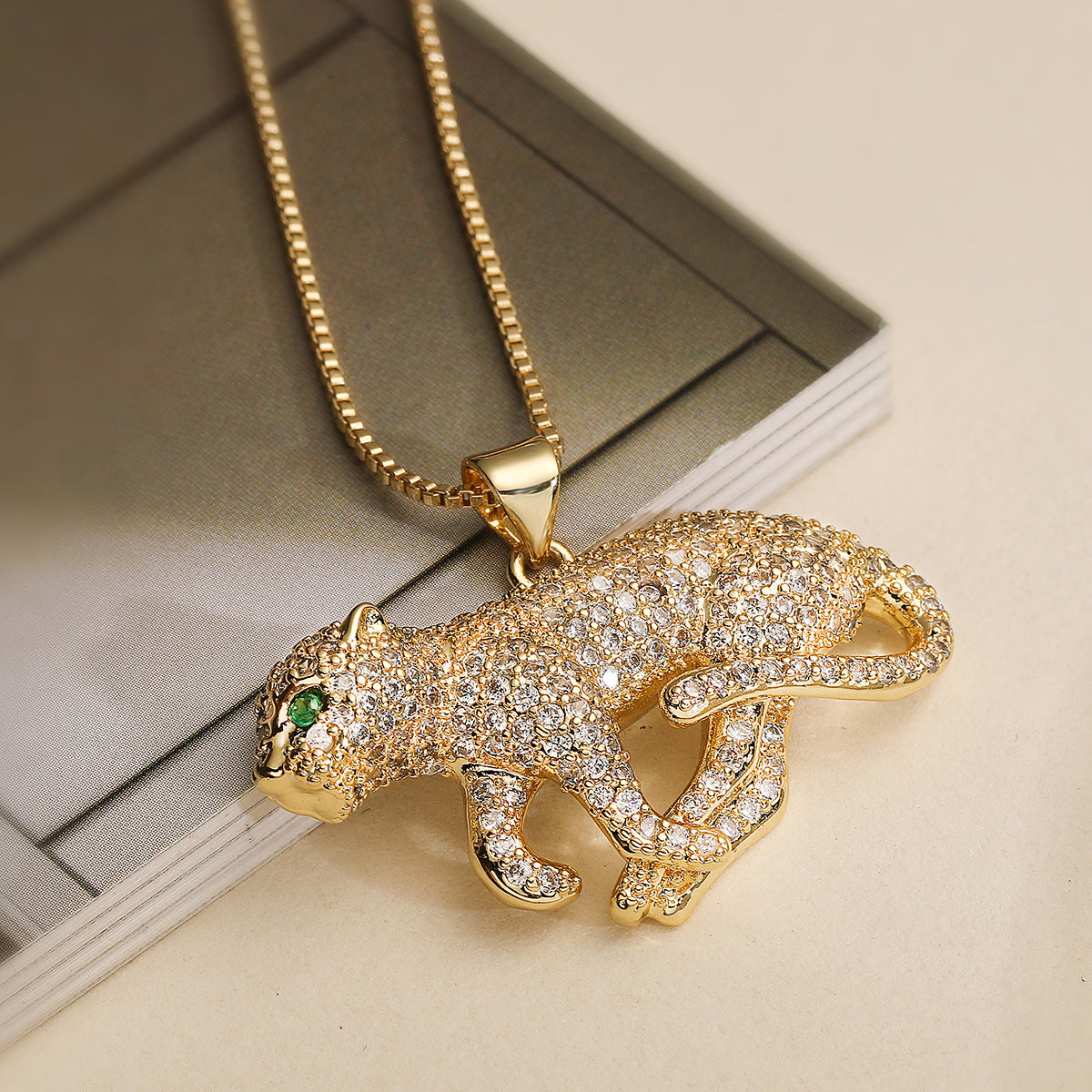 Collana Pendente Leopardo Minimalista da Donna con Base in Rame Placcata Oro 18K e Intarsio di Zirconi
