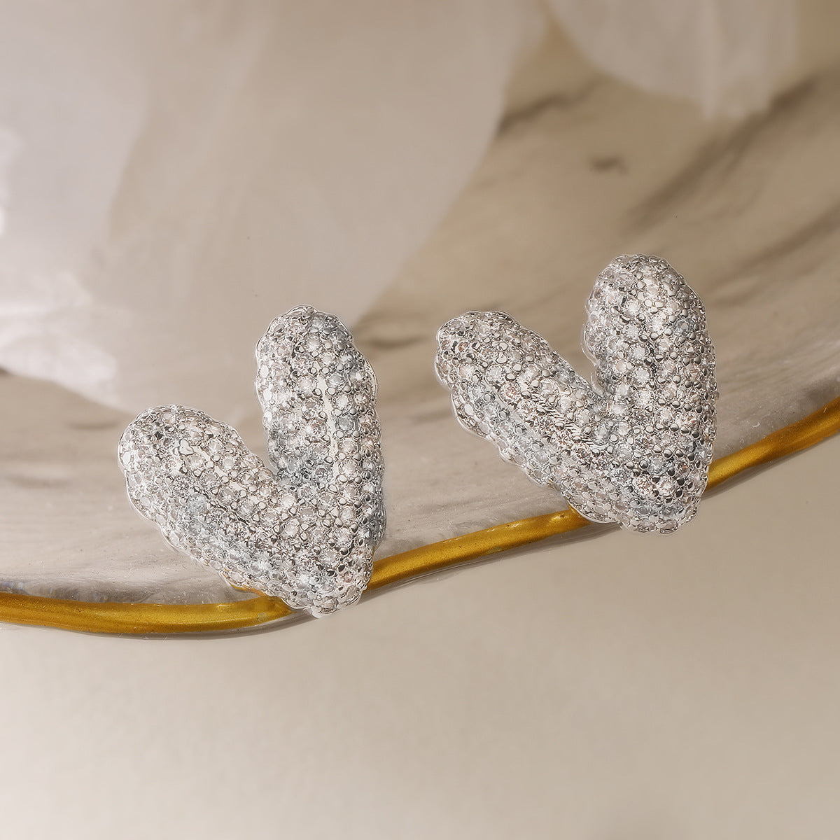 Orecchini minimalisti a cuore in rame con placcatura in oro 18K e zirconi per donna