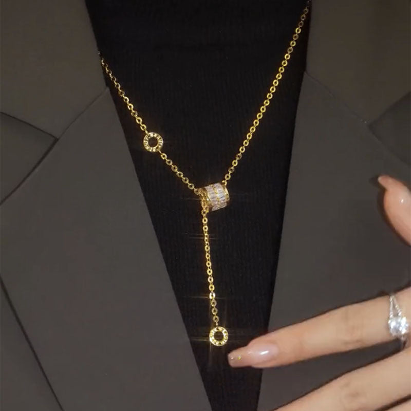 Collana con Ciondolo Minimalista a Forma di Coniglio in Acciaio al Titanio con Finitura Placcata Oro per Donna e Uomo, Delicata Catena alla Clavicola per Maglioni