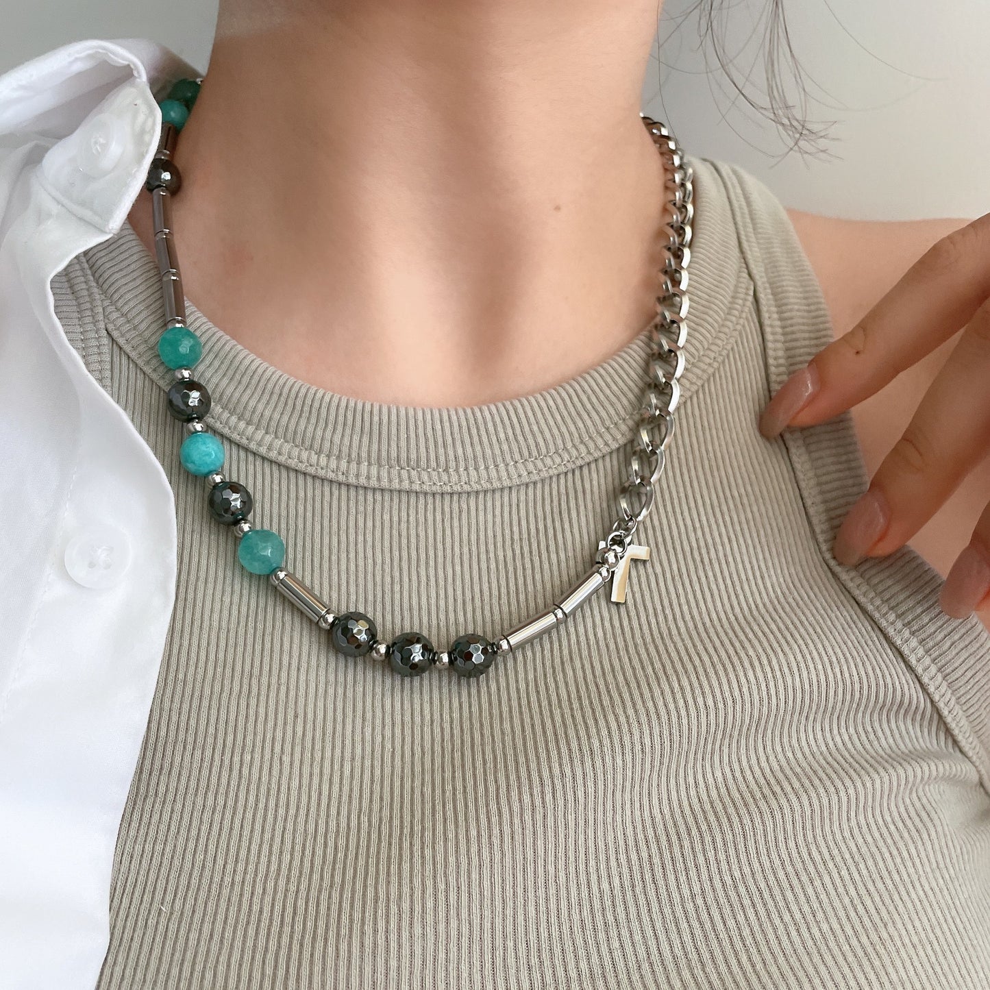 Collar minimalista unisex de acero titanio con colgante de cruz e incrustaciones de piedra natural para hombres y mujeres