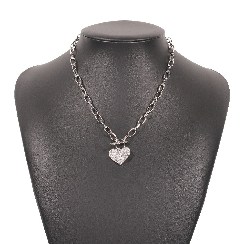 Collar de aleación con forma de corazón estilo Punk con incrustaciones de diamantes de imitación y acabado chapado en oro
