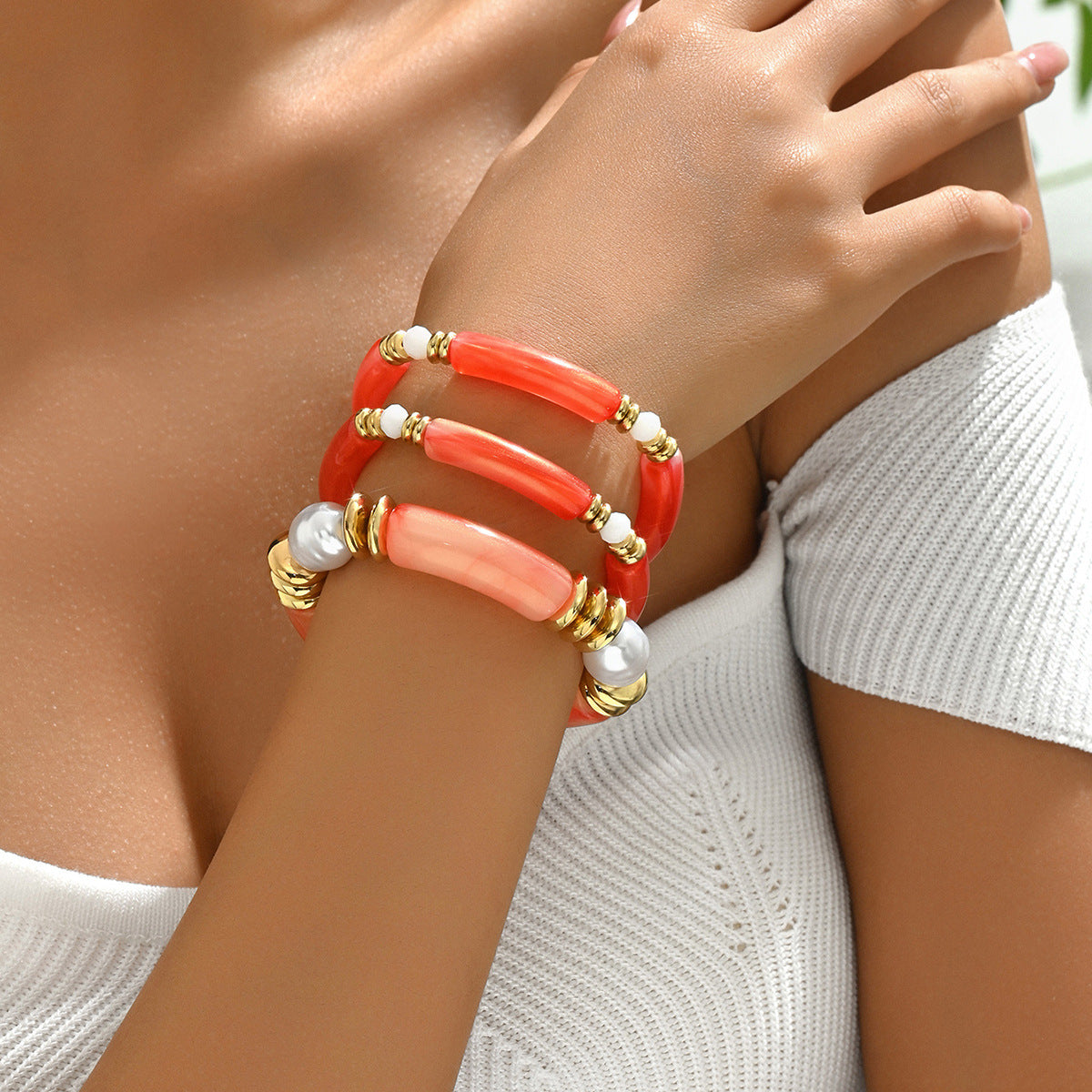 Bracciale minimalista in resina da donna con design a più strati di perline, ovali geometrici e accenti lineari