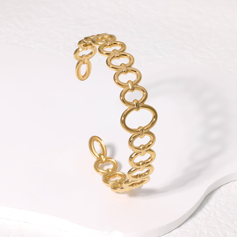 Pulsera minimalista geométrica de titanio y acero para mujer con acabado galvanizado y diseño de brazalete abierto