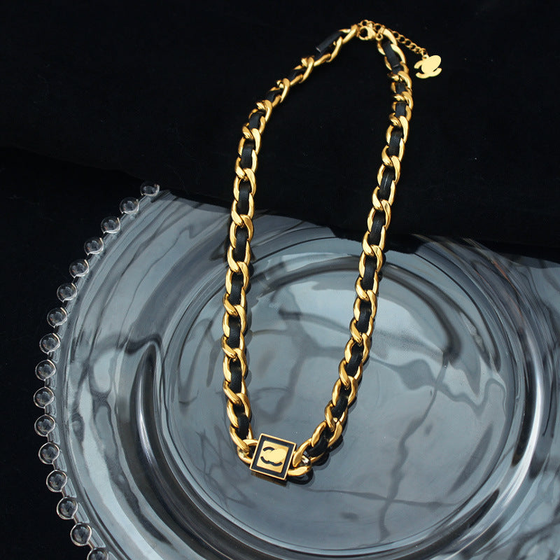 Collar trenzado de cordón de cuero de acero titanio en forma de U minimalista para mujer con cuentas doradas