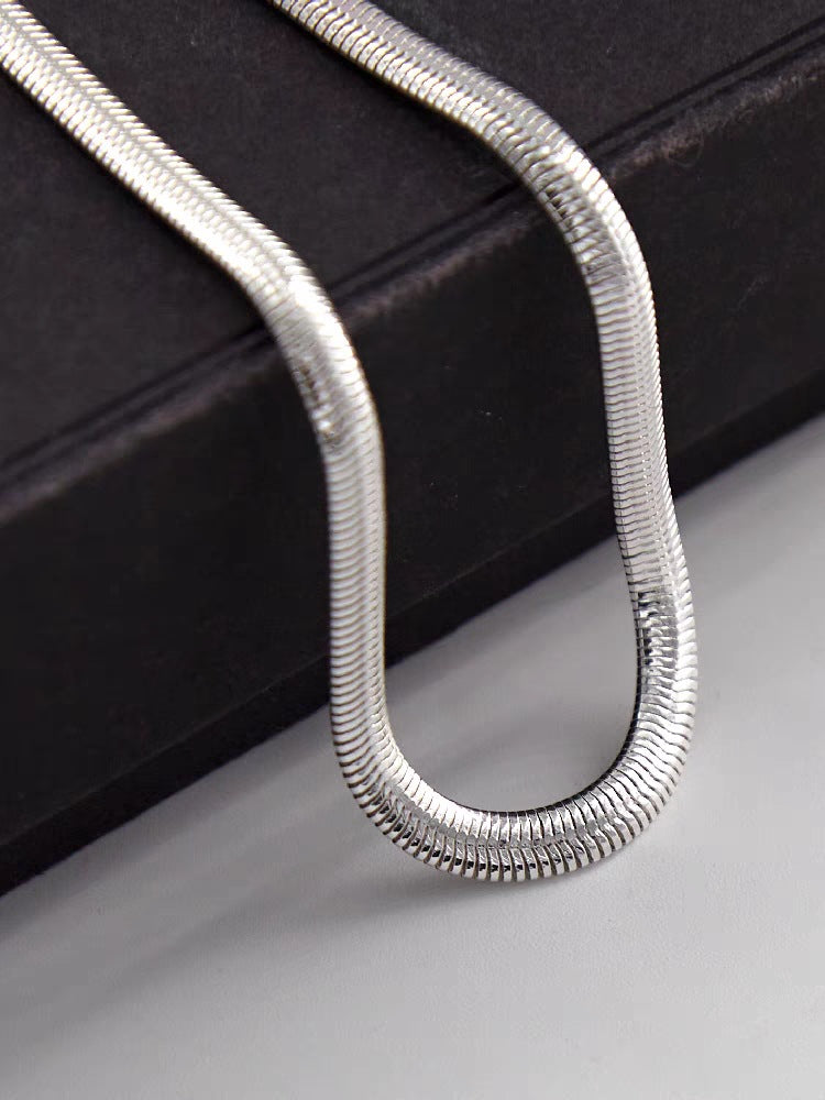 Collar minimalista unisex de cadena de serpiente chapada en acero titanio en forma de U para clavícula