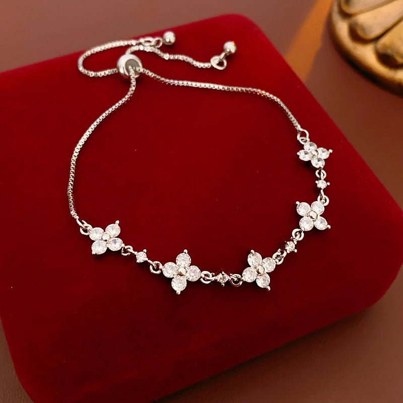 Elegante bracciale geometrico quadrato in zirconia per donna in rame e plastica con inserti floreali, alla moda e minimalista per l'ufficio