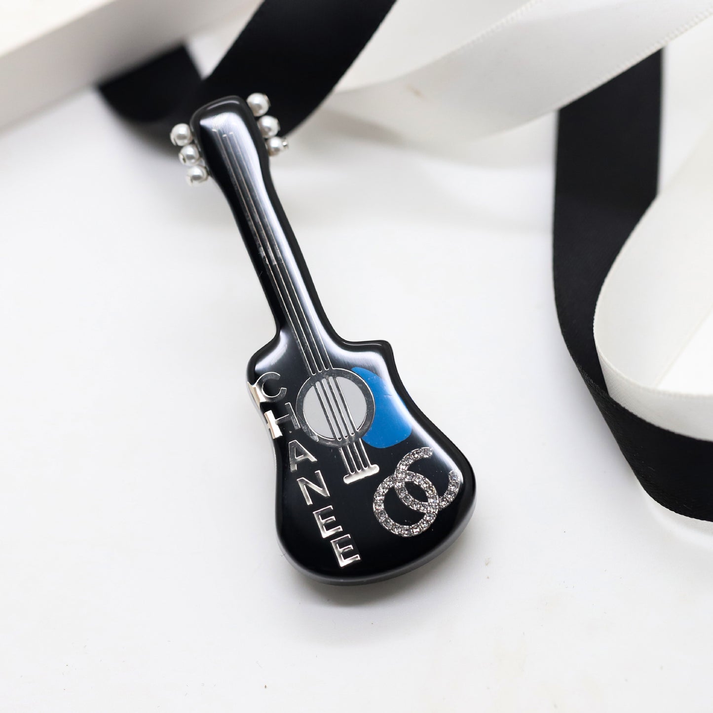 Exclusivo broche de letras acrílico de doble capa con incrustaciones de pedrería y acabado chapado para mujer