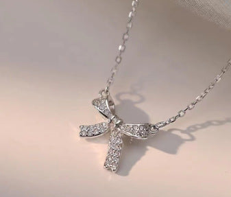 Elegante collar con colgante de lazo para mujer en acero de titanio con acabado chapado, cadena con medallón de diseño geométrico minimalista