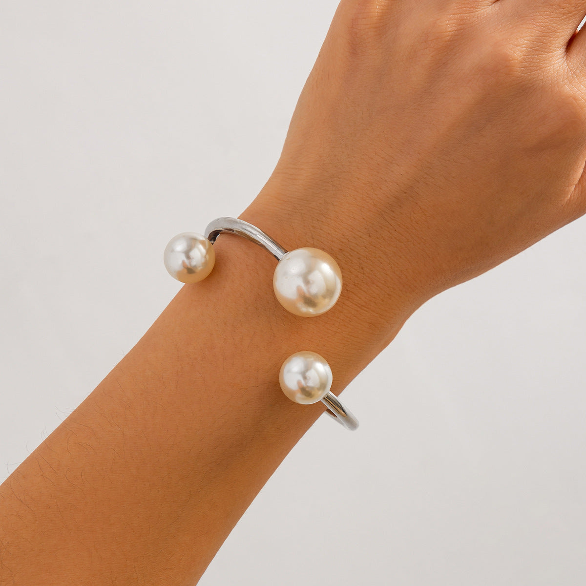 Pulsera de aleación con acabado galvanizado y detalles perlados, diseño geométrico retro de líneas irregulares y abertura de muelle