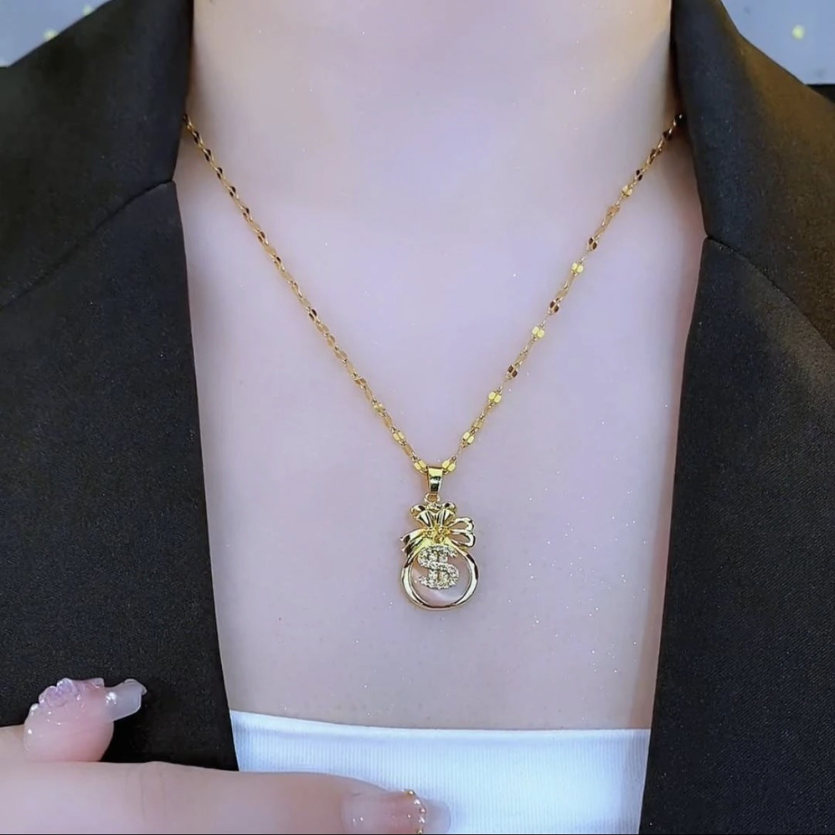 Collana con ciondolo a sacchetto irregolare a occhio di gatto in acciaio al titanio placcato oro 18 carati dal design originale, catena a O per donna