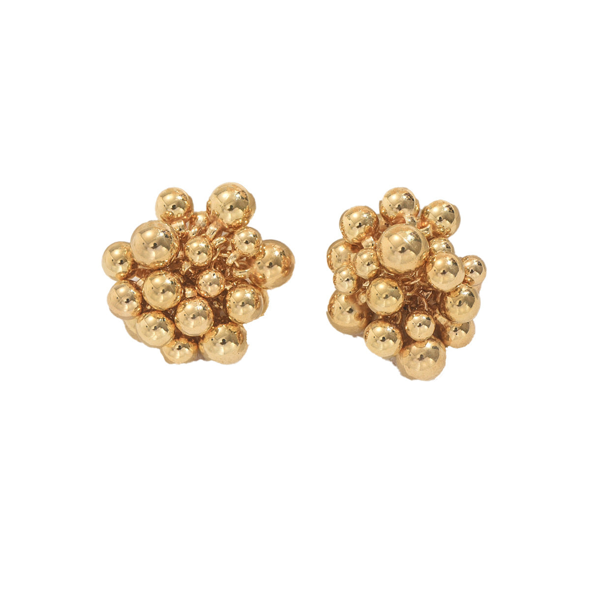 Pendientes geométricos de mujer con bolas de cobre pulido y postes de acero inoxidable en estilo chic minimalista
