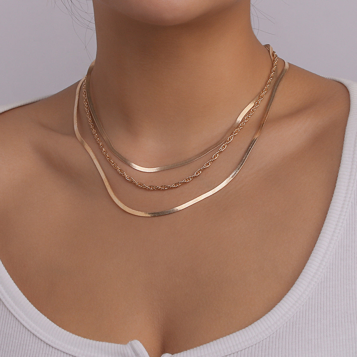 Collana a Catena Serpente Multistrato Geometrica Minimalista in Lega con Finitura Placcata per Donne