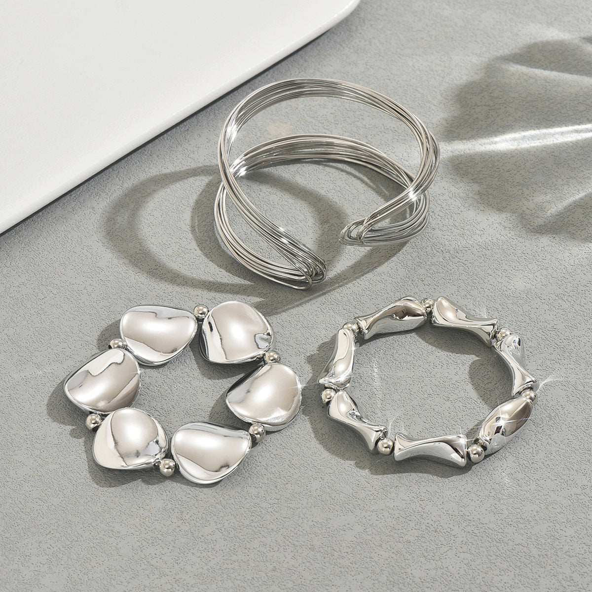 Set di bracciali da donna multistrato a motivo geometrico, in lega di zinco placcata