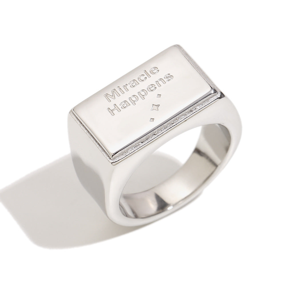 Anello minimalista geometrico in acciaio inossidabile placcato oro 18 carati da donna con design a lettera inglese