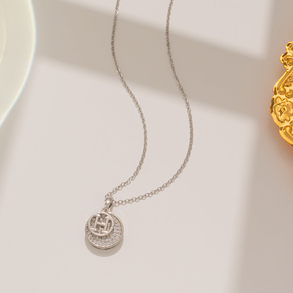 Collar con colgante de letra minimalista en acero de titanio con incrustaciones de pedrería en cadena O para mujer