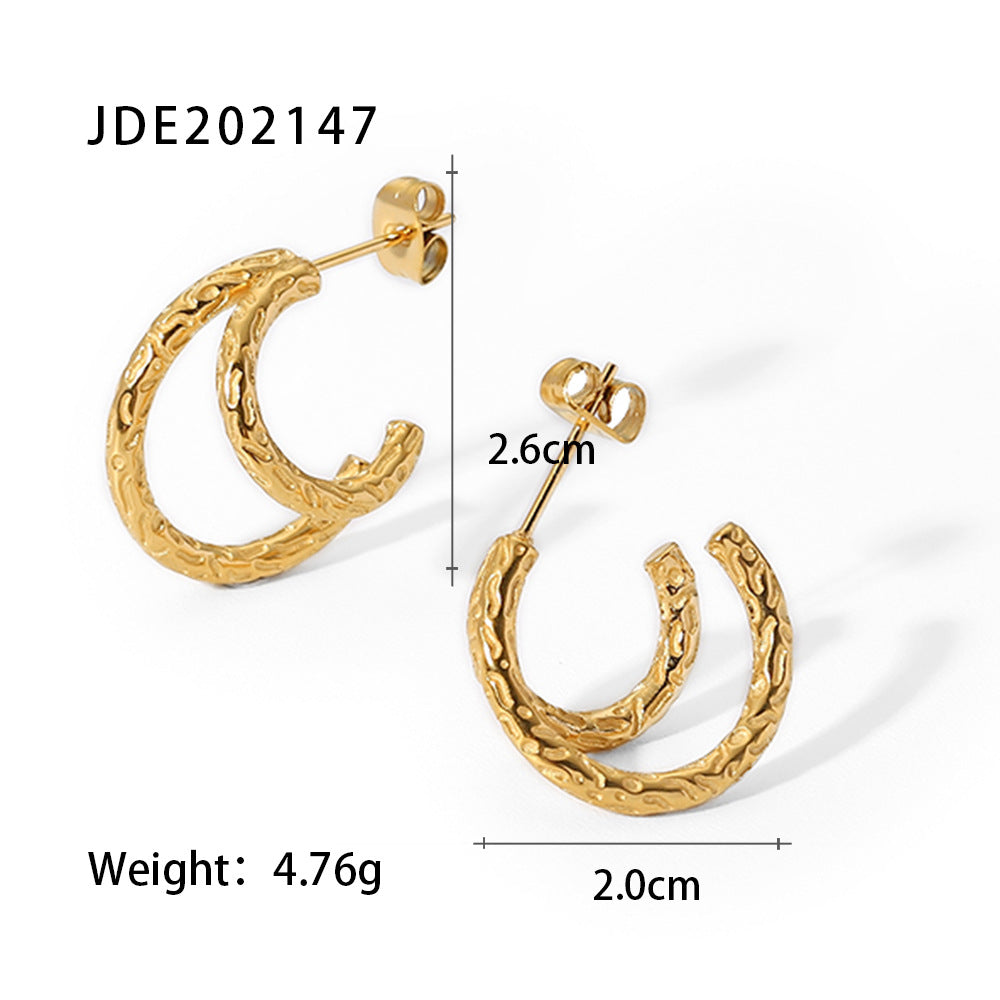 Orecchini da donna in acciaio al titanio a forma di C geometrica stile INS con placcatura in oro 18 carati e intarsio di strass verdi e bianchi