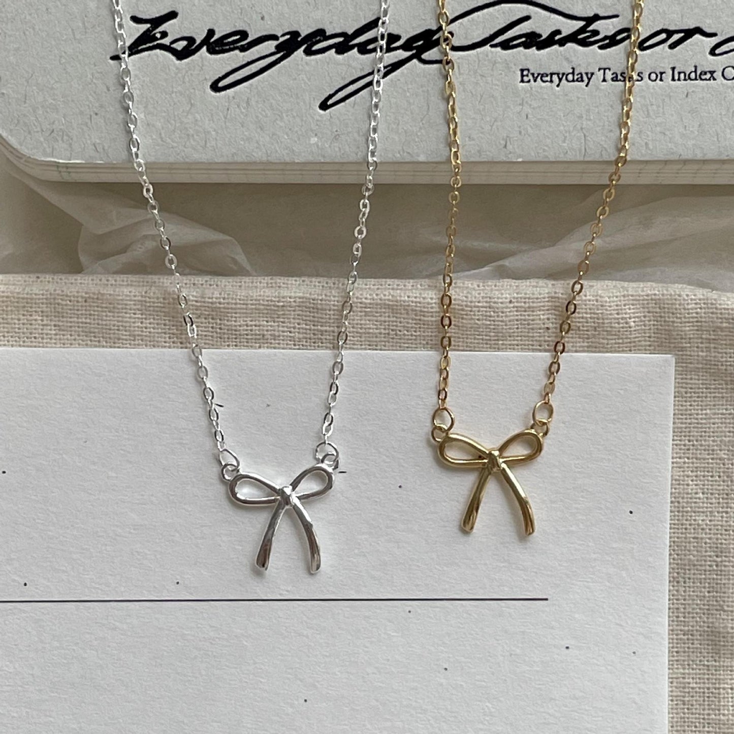 Collar Minimalista con Forma de Lazo de Plata de Ley 925 con Cadena de Cruz para Mujer