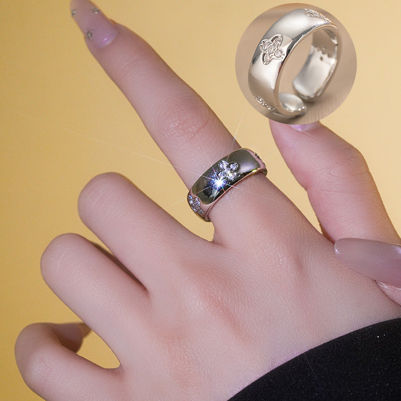 Anello da donna di lusso minimalista a forma di quadrifoglio in rame massiccio con intarsio di strass e placcatura in oro
