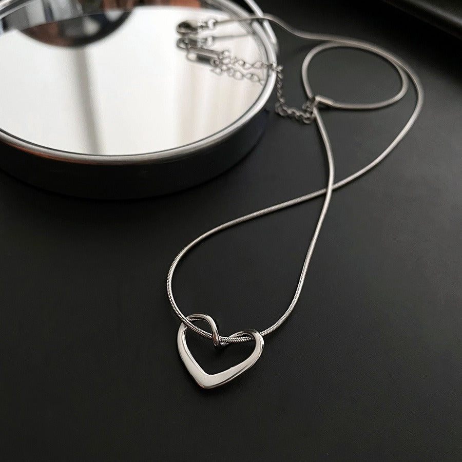 Collana con pendente a cuore cavo minimalista per donna in acciaio al titanio con finitura placcata, delicata catena clavicola