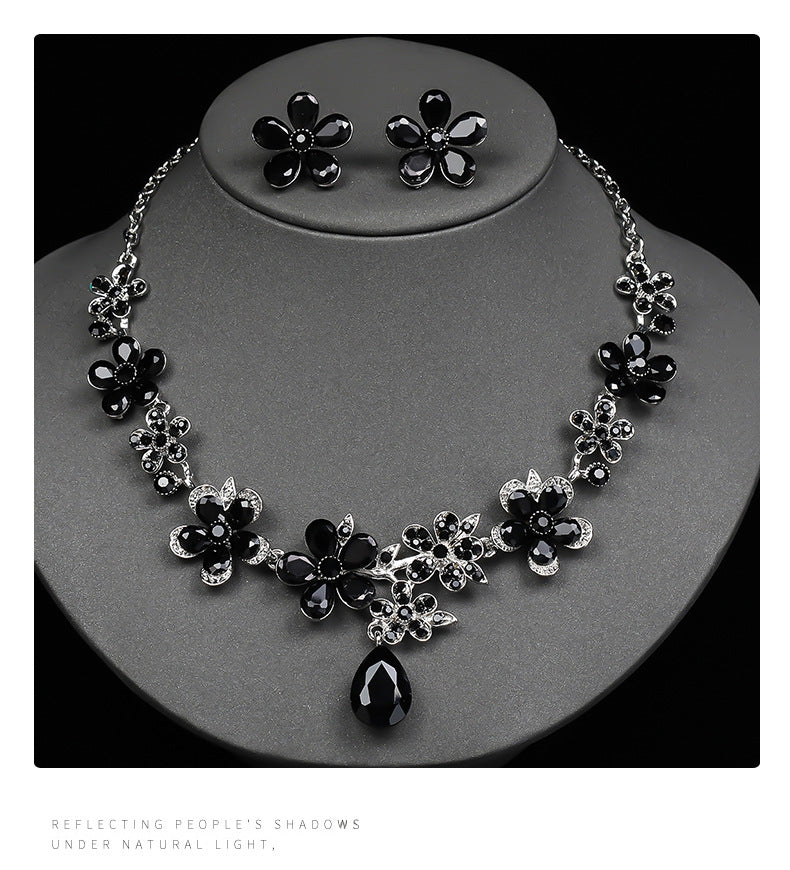 Set collana e orecchini in lega vintage con goccia floreale, con strass e pendente in acrilico