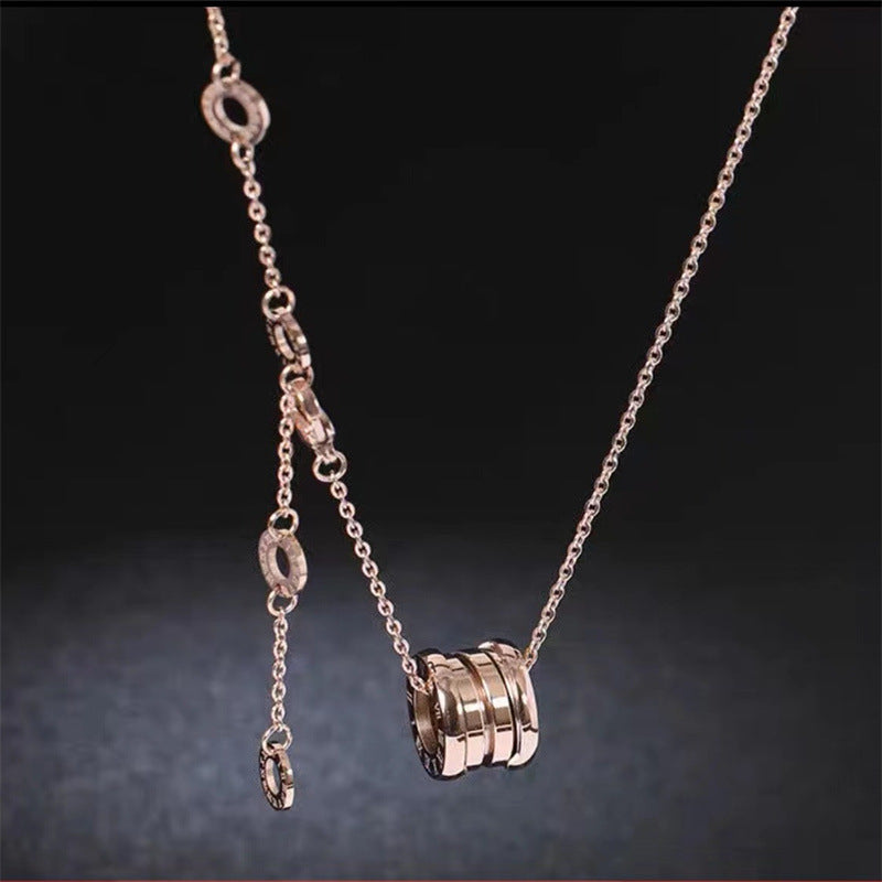 Collar Minimalista Geométrico de Acero de Titanio con Cerámica Negra y Colgante Chapado en Oro de 18K para Mujer