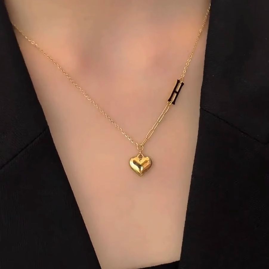 Minimalist 18K Gold Plated Heart Pendant Necklace for Women, Titanium Steel Clavicle Chain