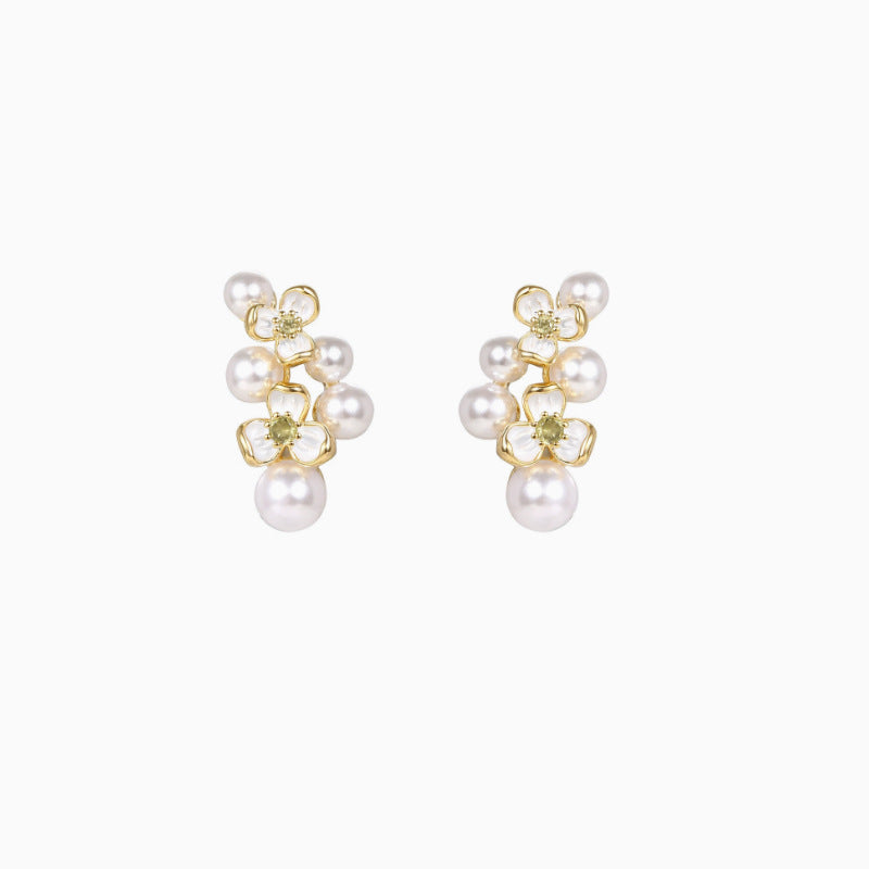 Pendientes de perlas florales de lujo con postes de acero chapado en oro y acabado esmaltado para mujer
