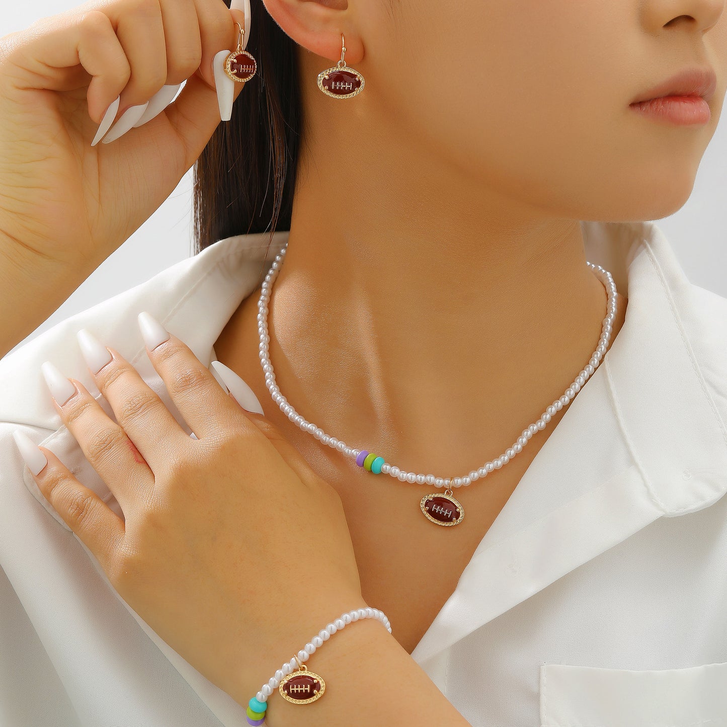 Set di Collana, Bracciale e Orecchini con Pendente a Sfera in Lega di Zinco Placcata Sportiva e Perle per Donna
