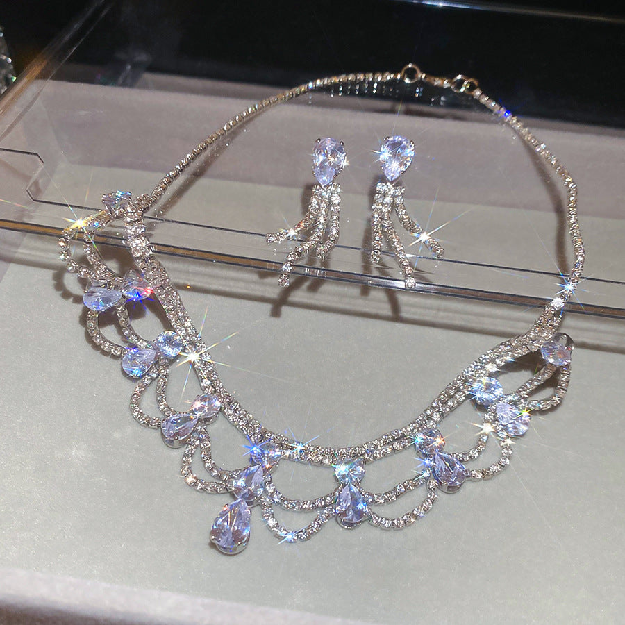 Elegante set di orecchini a perno con bordo floreale e collana girocollo in rame con intarsio di zirconi per donna
